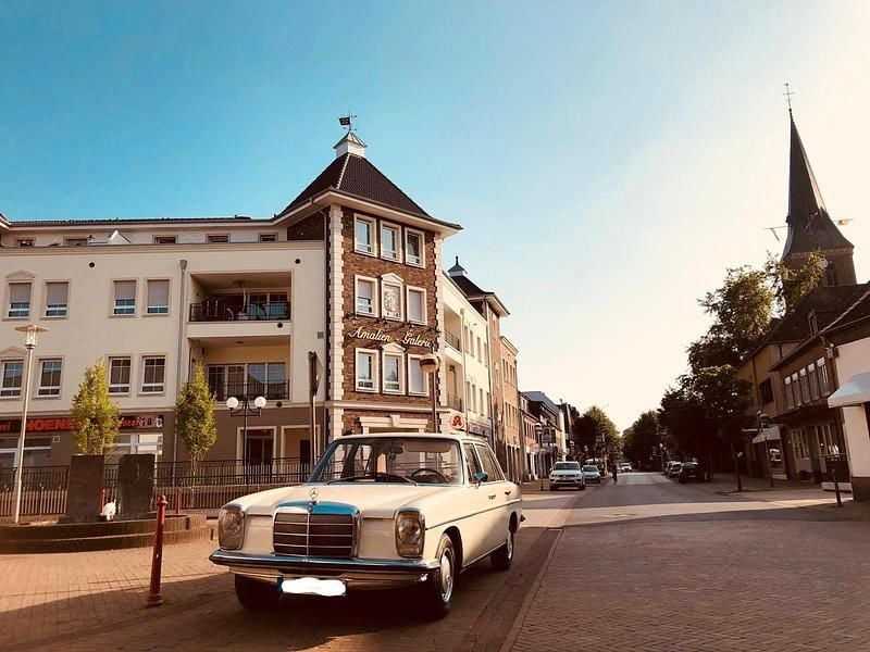 Gebraucht Mercedes 200/8 95 PS (69 kW) 1971 Beige Limousine