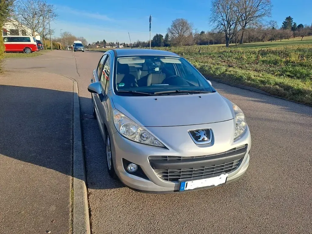 Gebraucht Peugeot 207 90 PS (66 kW) 2011 Silber Limousine