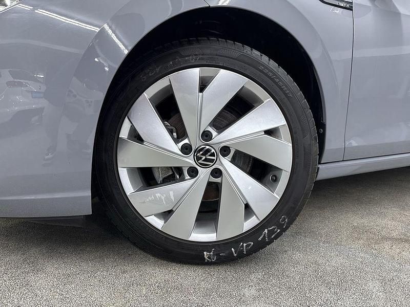 Gebraucht VW Golf VIII Style 150 PS (110 kW) 2024 Mondsteingrau Limousine