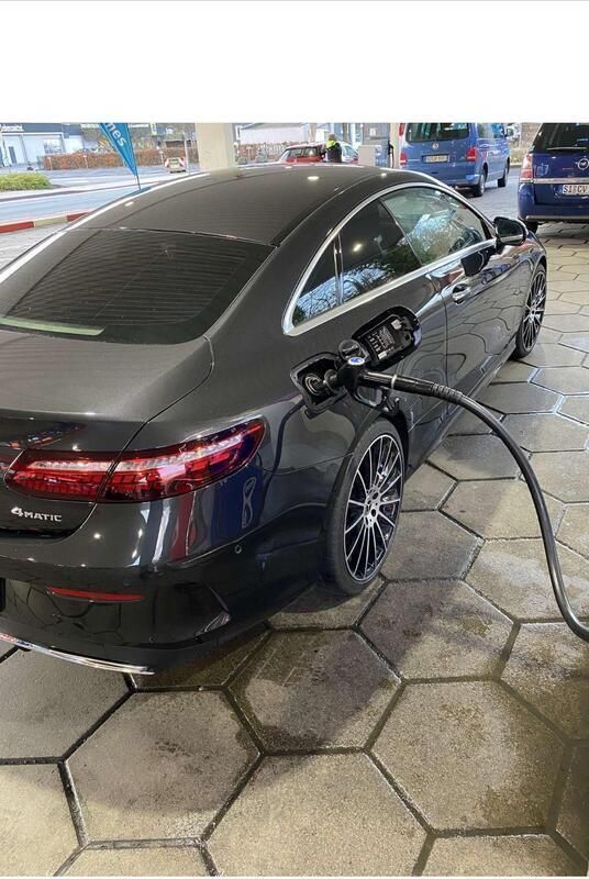 Grau Gebraucht 2021 Mercedes E450 AMG line Coupé | 51.500 € - Bild 1/4