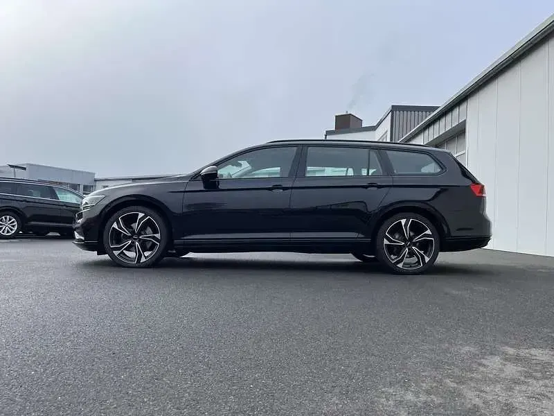 Gebraucht VW Passat R-line 150 PS (110 kW) 2021 Schwarz Kombi