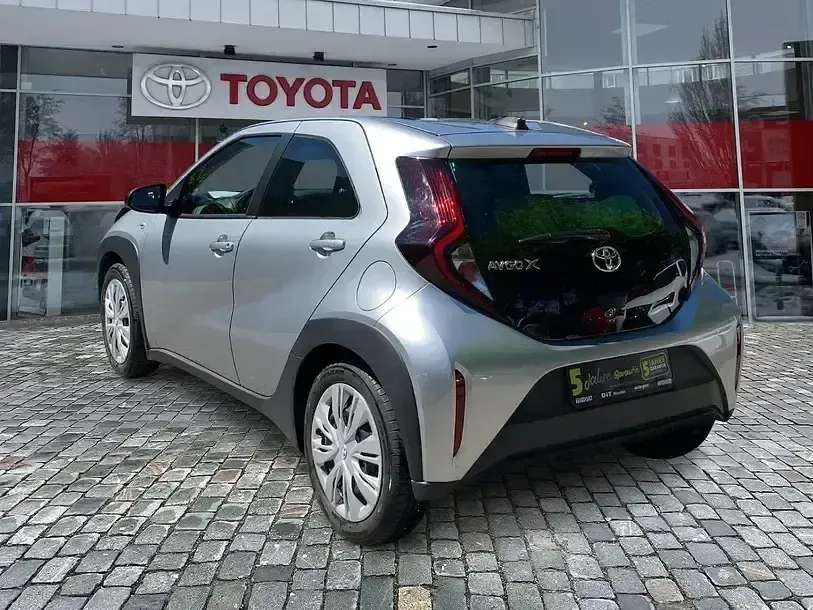 Gebraucht Toyota Aygo Play 72 PS (52 kW) 2023 Silver (metallic) Kleinwagen