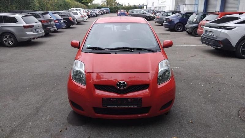 Rot Gebraucht 2009 Toyota Yaris Sol Limousine | 3.799 € (Superpreis) - Bild 1/4