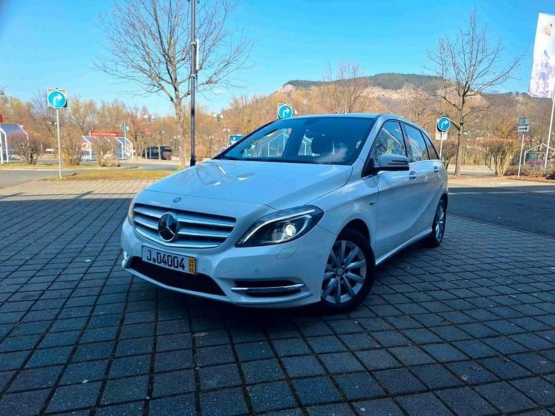 Gebraucht Mercedes B180 122 PS (89 kW) 2012 Weiß Van / Kleinbus
