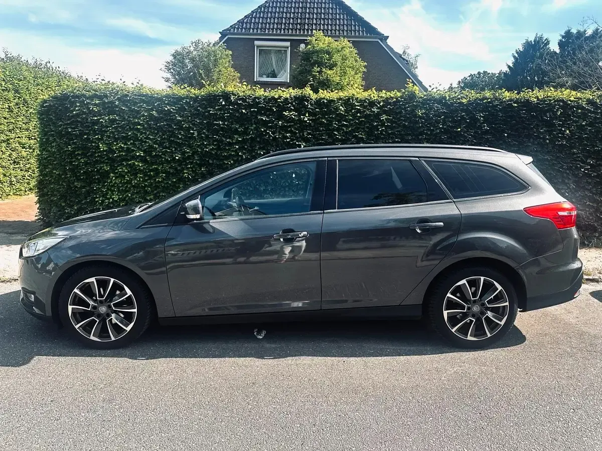 Gebraucht Ford Focus Trend 125 PS (91 kW) 2016 Grau Kombi