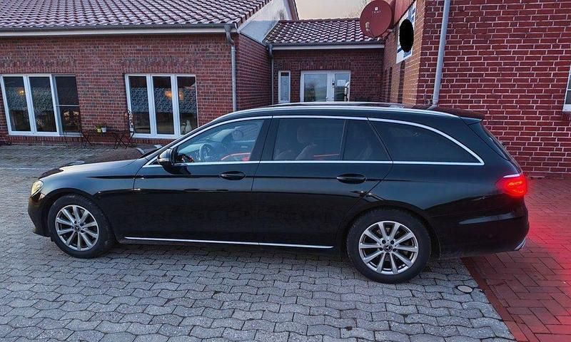 Gebraucht Mercedes E220 Avantgarde 194 PS (142 kW) 2019 Schwarz Limousine