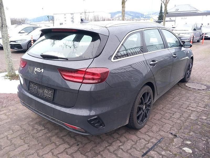 Gebraucht Kia Ceed Vision 160 PS (117 kW) 2022 New dark grau metallic Kleinwagen