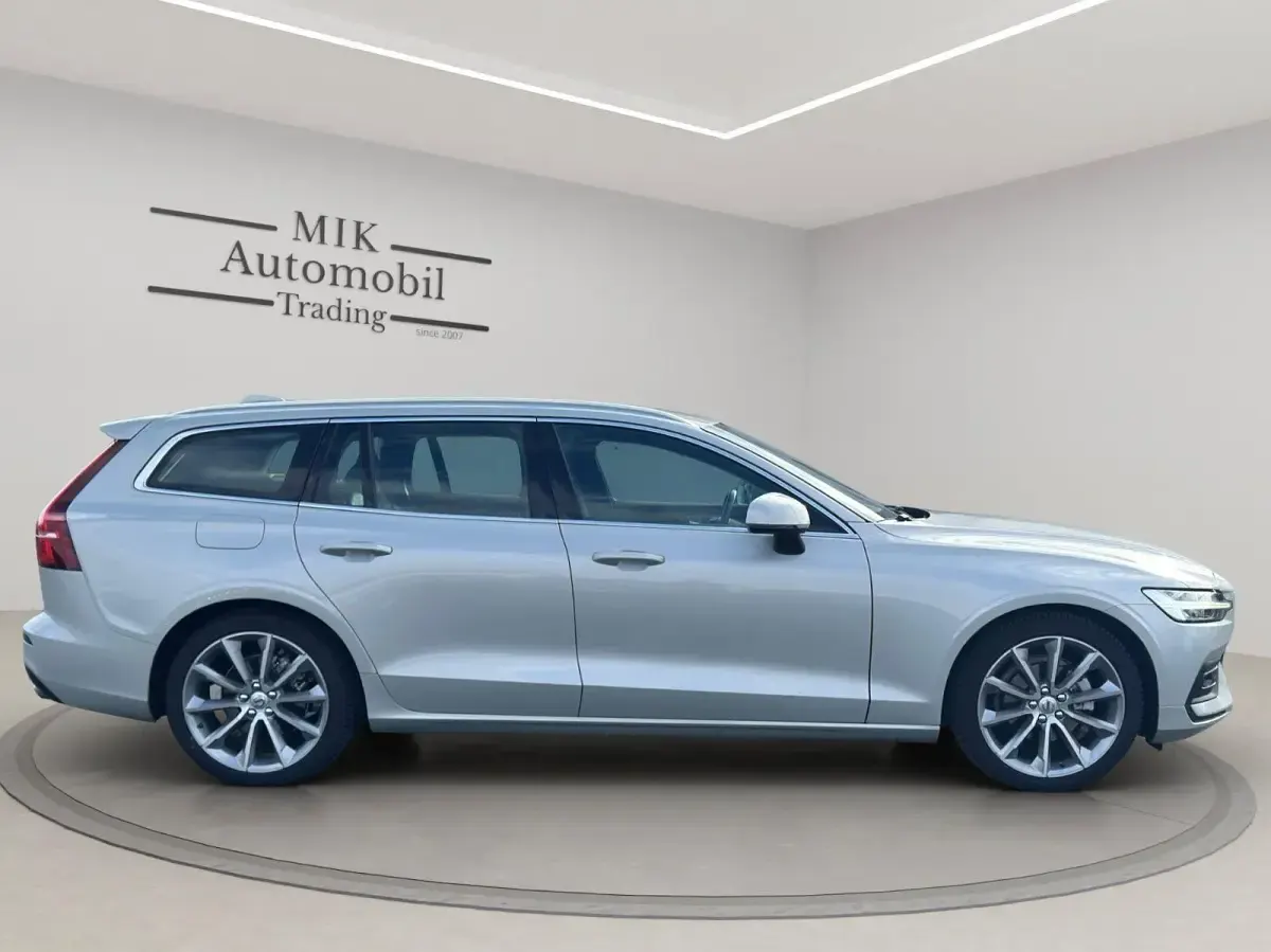 Gebraucht Volvo V60 Momentum 150 PS (110 kW) 2019 Grau Kombi