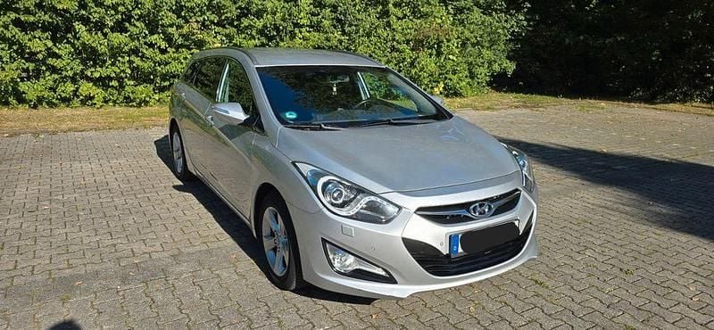 Silber Gebraucht 2012 Hyundai i40 Edition Kombi | 4.990 € (Superpreis) - Bild 1/4