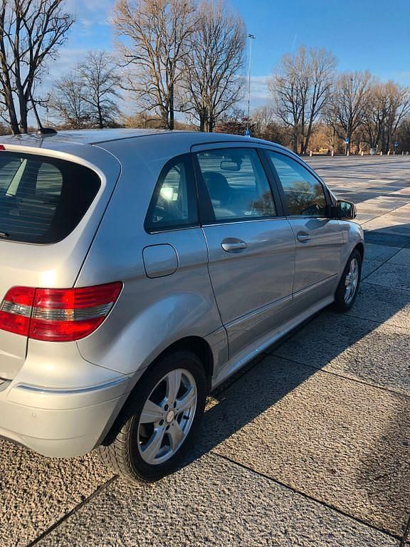 Gebraucht Mercedes B180 109 PS (80 kW) 2011 Silber Van / Kleinbus