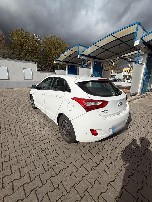 Gebraucht Hyundai i30 101 PS (74 kW) 2015 Weiß Kombi