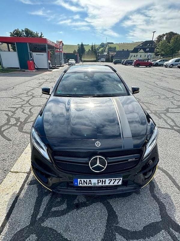 Nachtschwarz unilack Gebraucht 2017 Mercedes GLA45 AMG AMG SUV | 35.999 € (Fairer Preis) - Bild 1/4