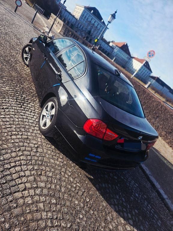 Gebraucht BMW 318 143 PS (105 kW) 2011 Schwarz Limousine