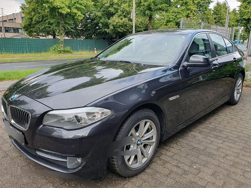 Grau Gebraucht 2013 BMW 520 Limousine | 7.190 € (Superpreis) - Bild 1/4