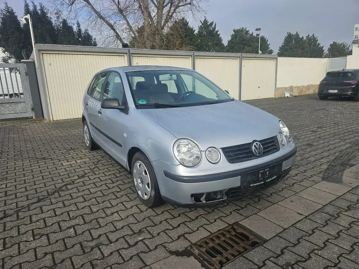 Second-hand VW Polo Basis 75 CP (55 kW) 2003 Argintiu Berlinǎ