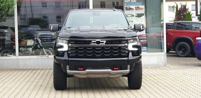 Neu Chevrolet Silverado 426 PS (313 kW) 2025 Schwarz SUV