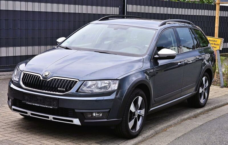 Grau Gebraucht 2015 Skoda Octavia Scout 4x4 Kombi | 9.988 € (Guter Preis) - Bild 1/4