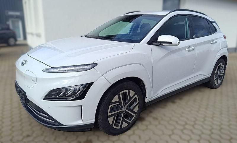 Weiß Gebraucht 2021 Hyundai Kona Prime SUV | 21.390 € (Fairer Preis) - Bild 1/4