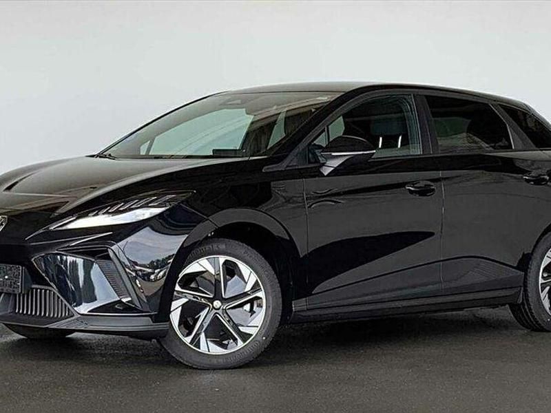 Schwarz / pebble black / metallic Gebraucht 2023 MG MG4 EV Comfort Kleinwagen | 19.970 € (Fairer Preis) - Bild 1/4