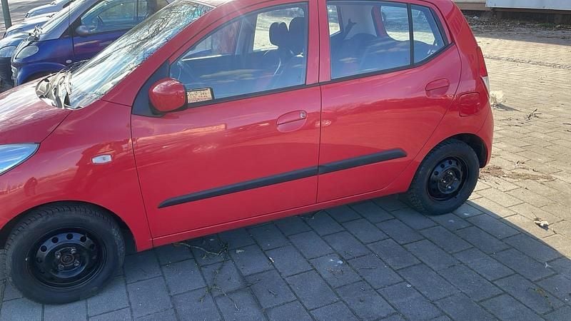 Gebraucht Hyundai i10 45 PS (33 kW) 2009 Rot Kleinwagen