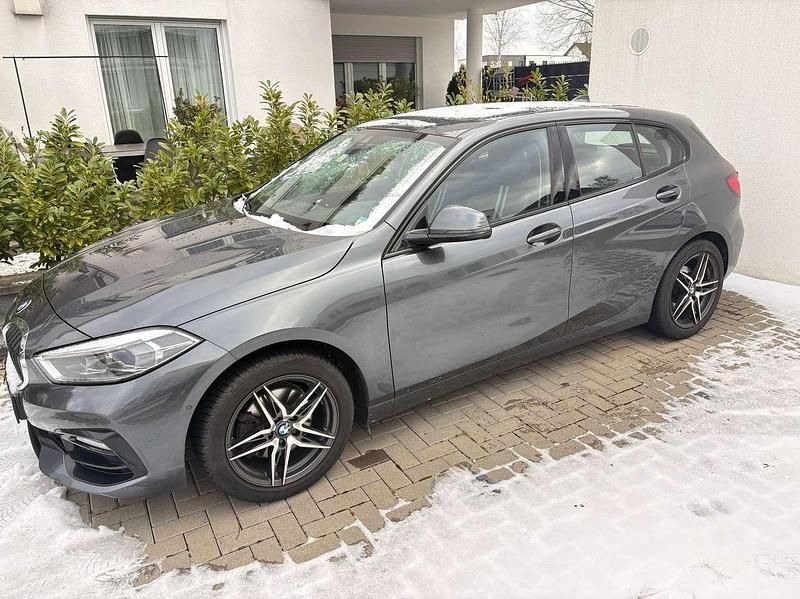 Grau Gebraucht 2020 BMW 118 Sport Line Kleinwagen | 19.500 € (Fairer Preis) - Bild 1/4