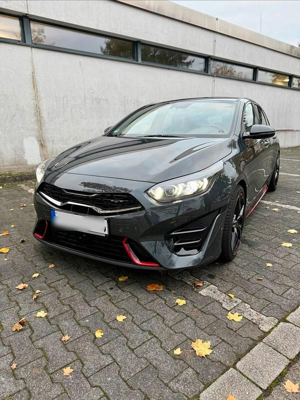 Grau Gebraucht 2022 Kia ProCeed GT Kleinwagen | 27.850 € (Fairer Preis) - Bild 1/4