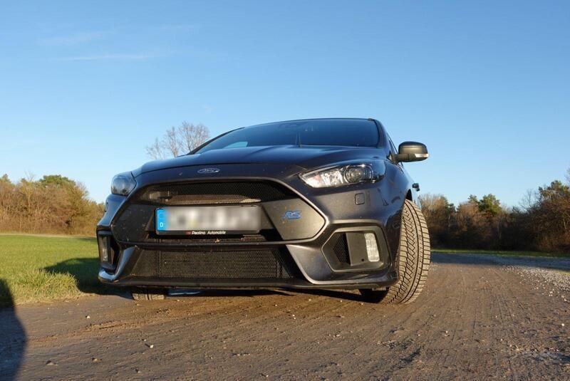 Grau Gebraucht 2017 Ford Focus RS Limousine | 23.900 € - Bild 1/4