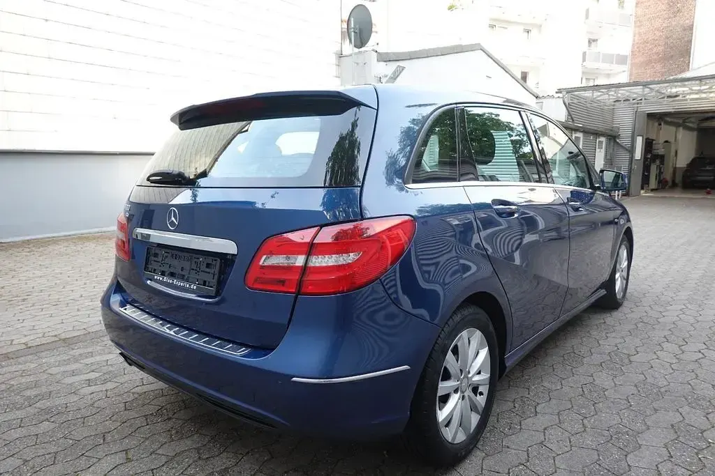 Gebraucht Mercedes B180 122 PS (89 kW) 2012 Blau Kleinwagen