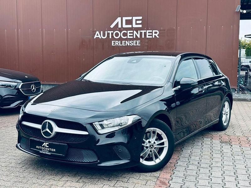 Nachtschwarz Gebraucht 2020 Mercedes A180 Limousine | 16.890 € (Fairer Preis) - Bild 1/4