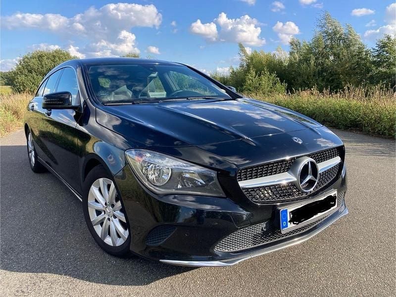 Schwarz Gebraucht 2018 Mercedes CLA200 Shooting Brake Kombi | 12.900 € (Guter Preis) - Bild 1/4