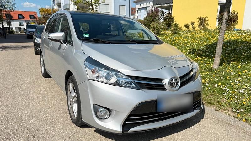 Second-hand Toyota Verso 111 CP (81 kW) 2014 Argintiu Monovolum
