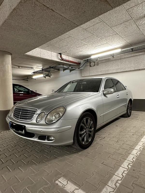 Silber Gebraucht 2007 Mercedes E200 Limousine | 6.000 € (Etwas zu teuer) - Bild 1/4