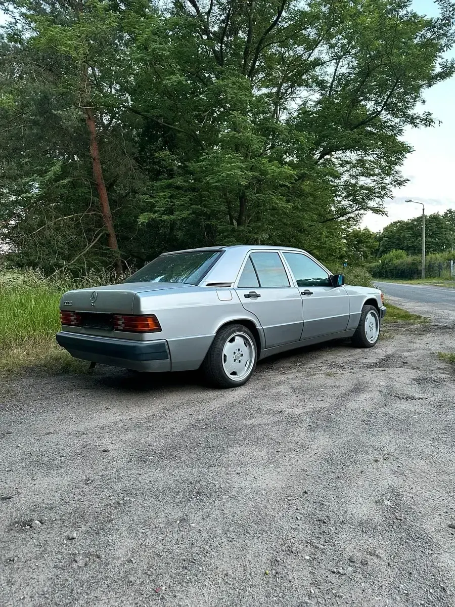 Gebraucht Mercedes 190 108 PS (79 kW) 1991 Silber Limousine