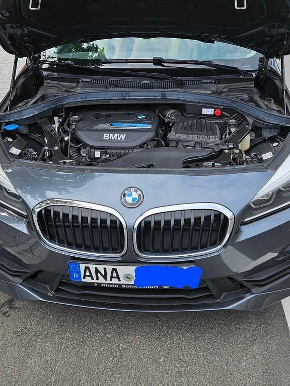 Grau Gebraucht 2019 BMW 225 Active Tourer iPerformance Van / Kleinbus | 15.999 € (Superpreis) - Bild 1/4