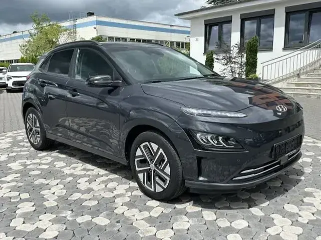 Gebraucht Hyundai Kona Trend 100 kW (136 PS) 2022 Dark knight / phantom black ro SUV