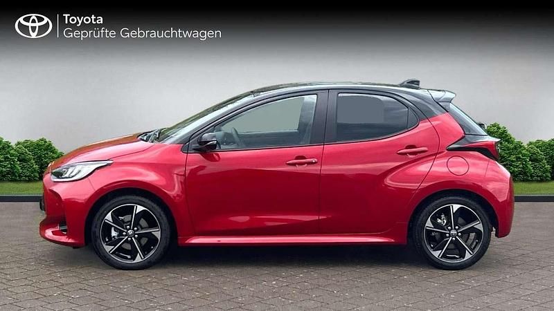 Neu Toyota Yaris Hybrid Plus 131 PS (96 kW) 2025 Karminarot/schwarz Limousine
