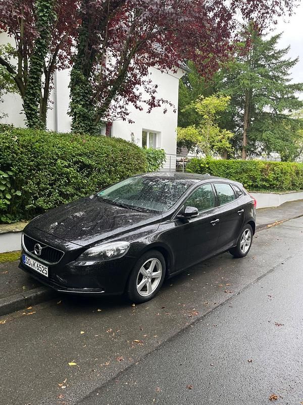 Schwarz Gebraucht 2017 Volvo V40 Kombi | 12.000 € (Guter Preis) - Bild 1/4