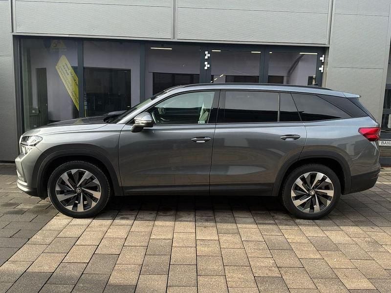 Graphite graumetallic (metallic) Gebraucht 2024 Skoda Kodiaq Selection SUV | 42.650 € (Superpreis) - Bild 1/4