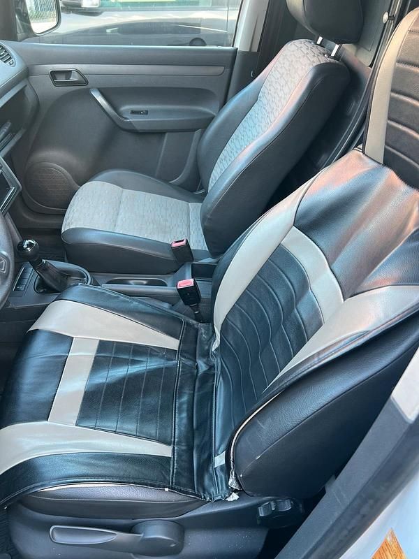 Second-hand VW Caddy 105 CP (77 kW) 2011 Alb Monovolum