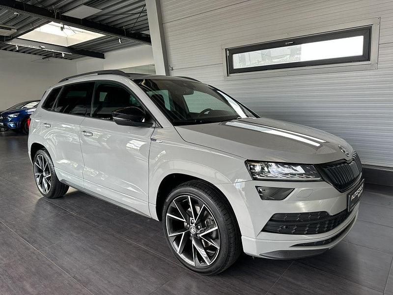 Steelgrau Gebraucht 2020 Skoda Karoq SportLine SUV | 24.590 € (Fairer Preis) - Bild 1/4