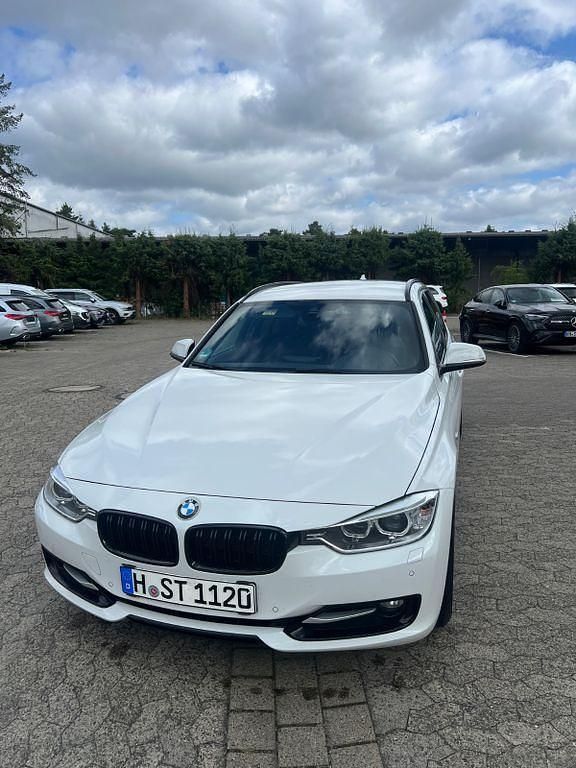 Weiß Gebraucht 2014 BMW 318 Sport Line Limousine | 9.800 € (Fairer Preis) - Bild 1/4
