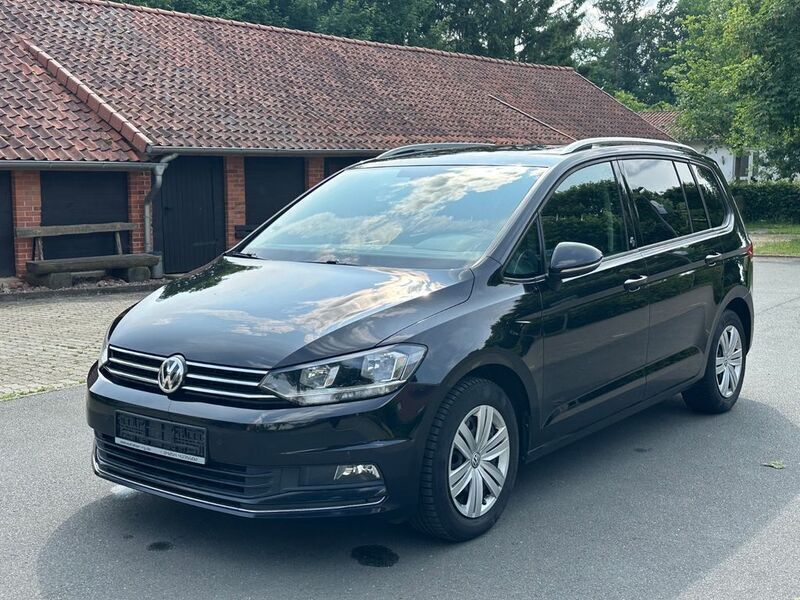 Schwarz Gebraucht 2018 VW Touran Sound Van / Kleinbus | 11.200 € (Fairer Preis) - Bild 1/4