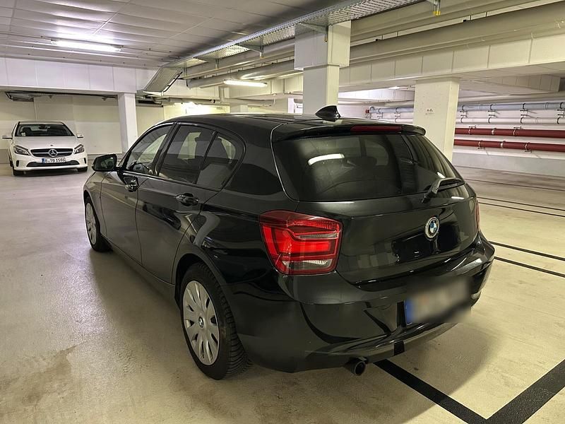 Schwarz Gebraucht 2011 BMW 120 Sport Line Kleinwagen | 8.500 € (Fairer Preis) - Bild 1/4