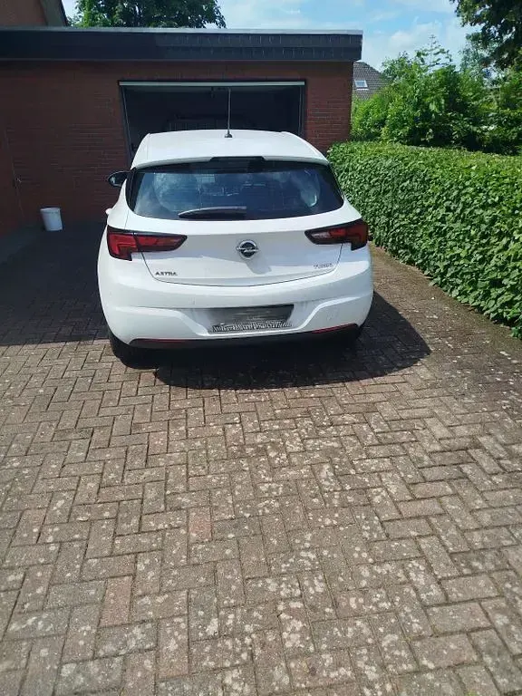 Gebraucht Opel Astra Edition 125 PS (91 kW) 2017 Weiß Limousine