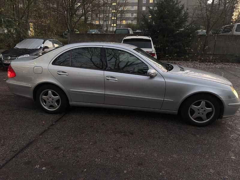 Gebraucht Mercedes E220 Classic 150 PS (110 kW) 2006 Silber Limousine