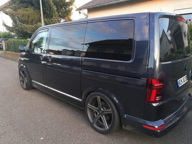 Blau Gebraucht 2018 VW Multivan Generation Six Van | 43.599 € - Bild 1/4