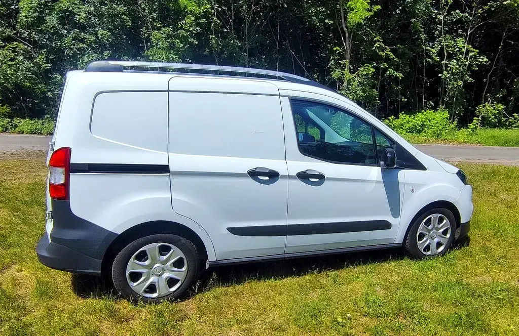 Gebraucht Ford Transit Courier 101 PS (74 kW) 2021 Weiß Van
