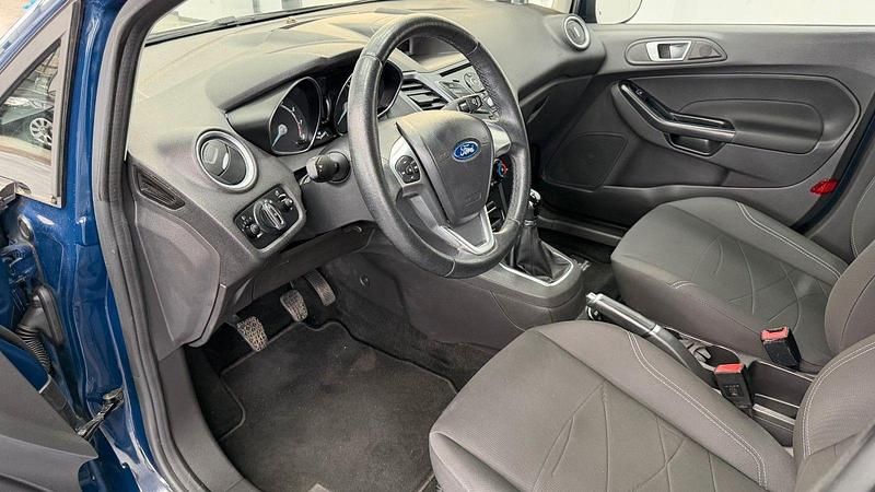 Gebraucht Ford Fiesta Trend 101 PS (74 kW) 2015 Blau Kleinwagen