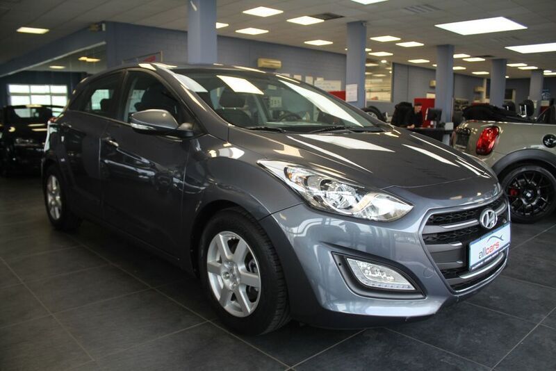 Grau Gebraucht 2016 Hyundai i30 Limousine | 10.980 € (Etwas zu teuer) - Bild 1/4
