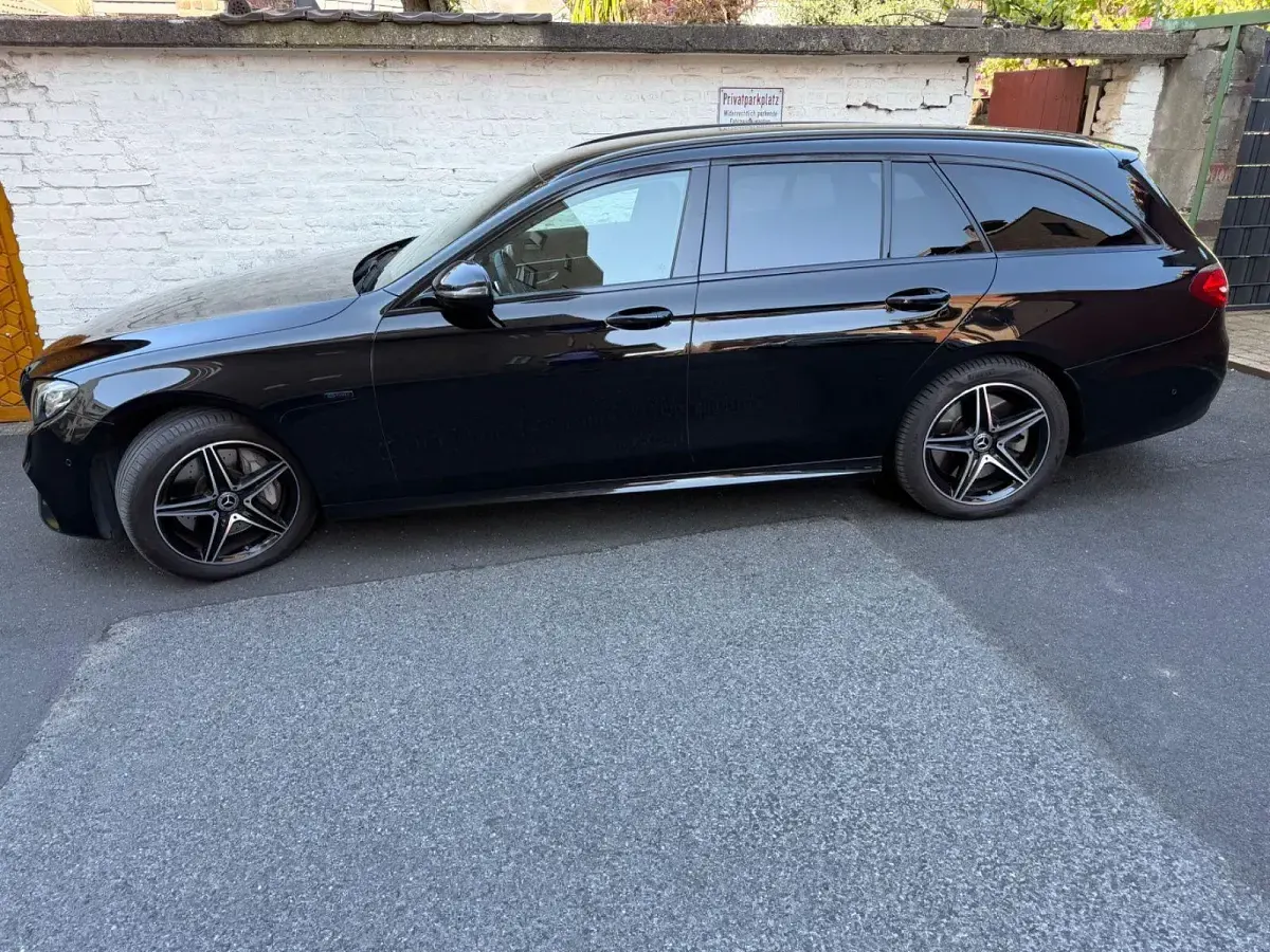 Second-hand Mercedes E300 AMG line 306 CP (225 kW) 2020 Negru Break